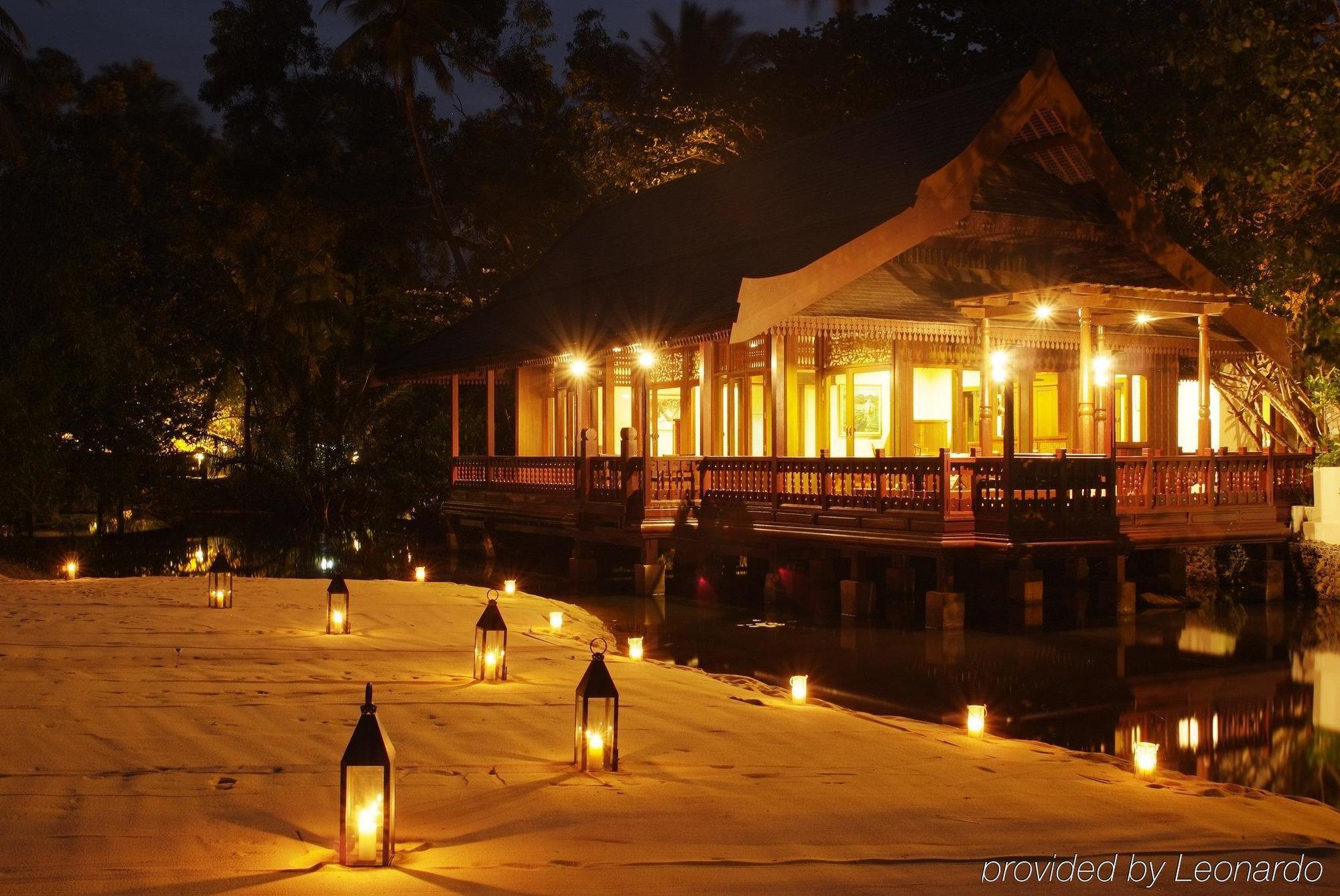 Tanjong Jara Resort, Terengganu - A Small Luxury Hotels Of The World Dungun Camera foto The resort at night
