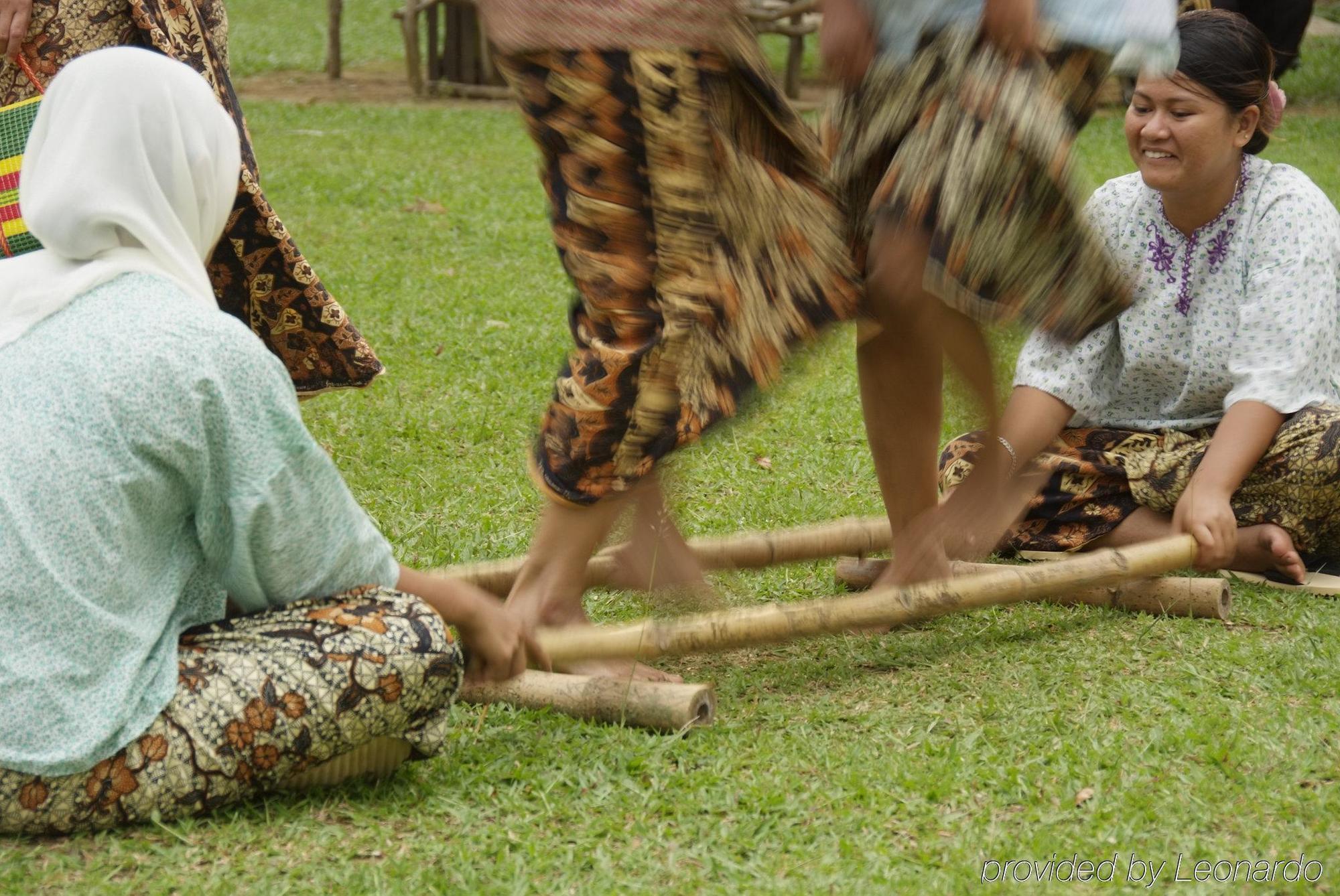 Tanjong Jara Resort, Terengganu - A Small Luxury Hotels Of The World Dungun Esterno foto The traditional dance of Tausug