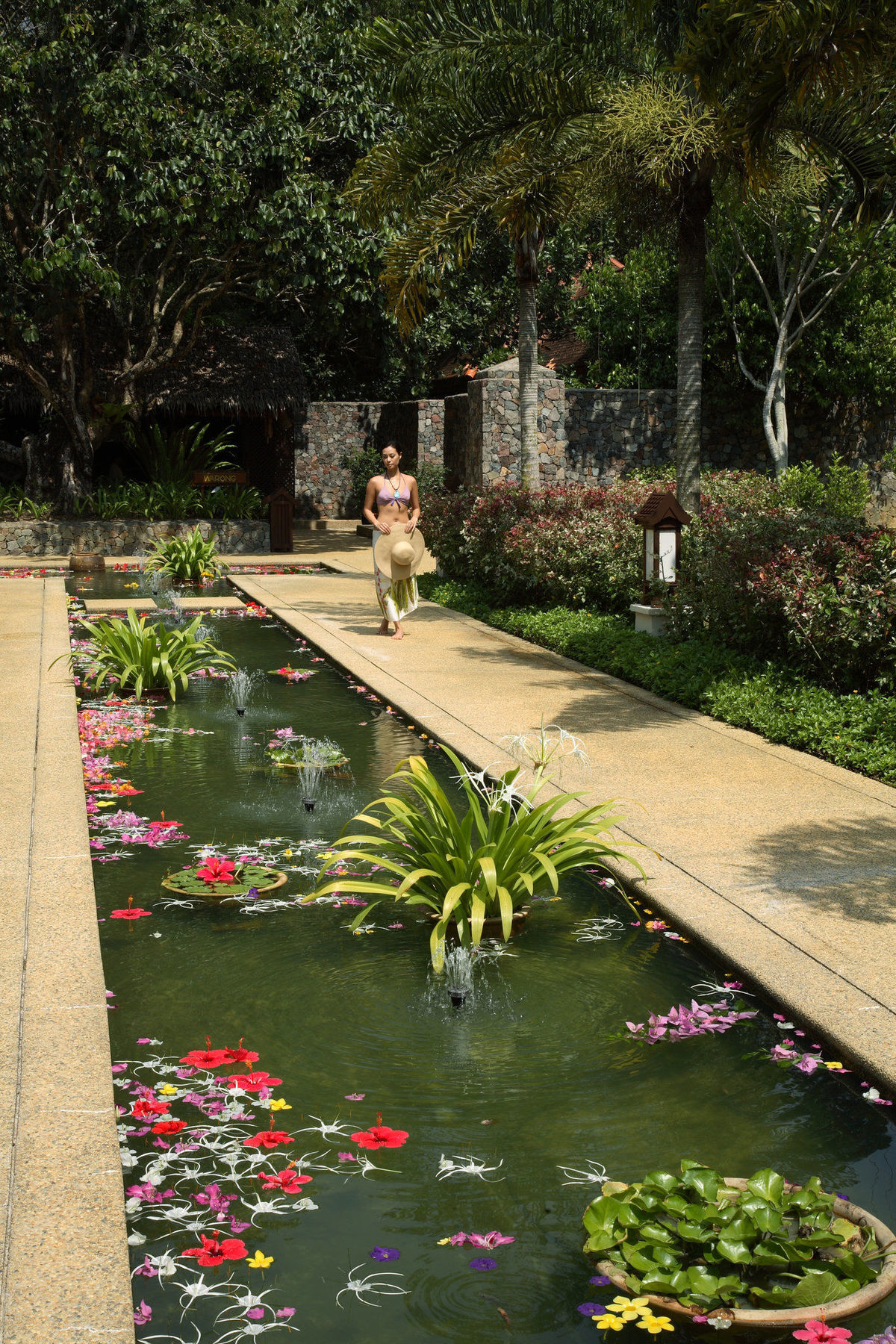 Tanjong Jara Resort, Terengganu - A Small Luxury Hotels Of The World Dungun Esterno foto A Thai woman in traditional dress