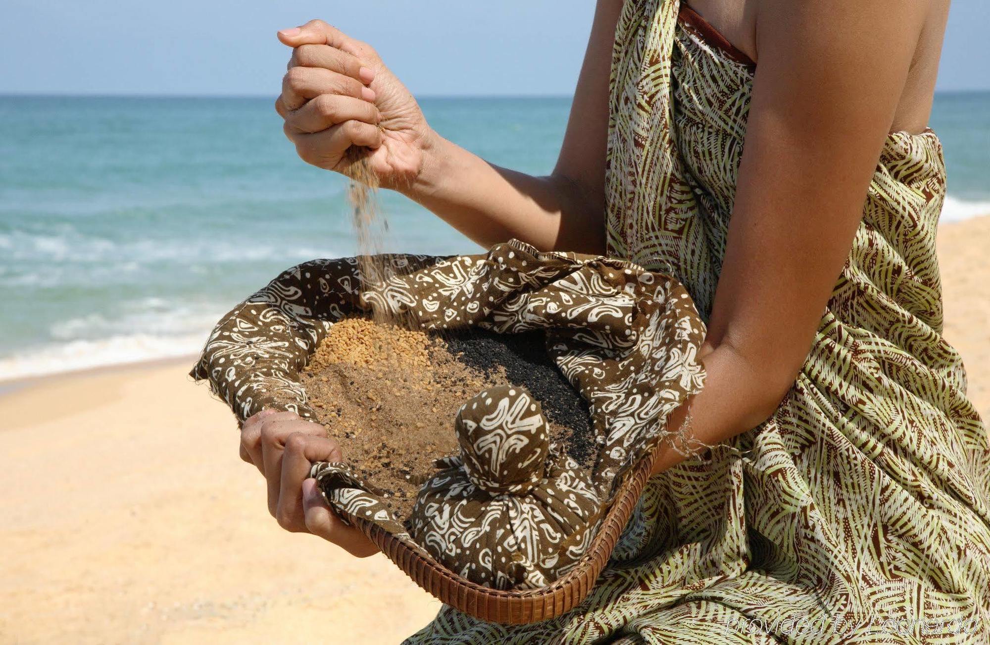 Tanjong Jara Resort, Terengganu - A Small Luxury Hotels Of The World Dungun Esterno foto A woman sifting through a gold pan